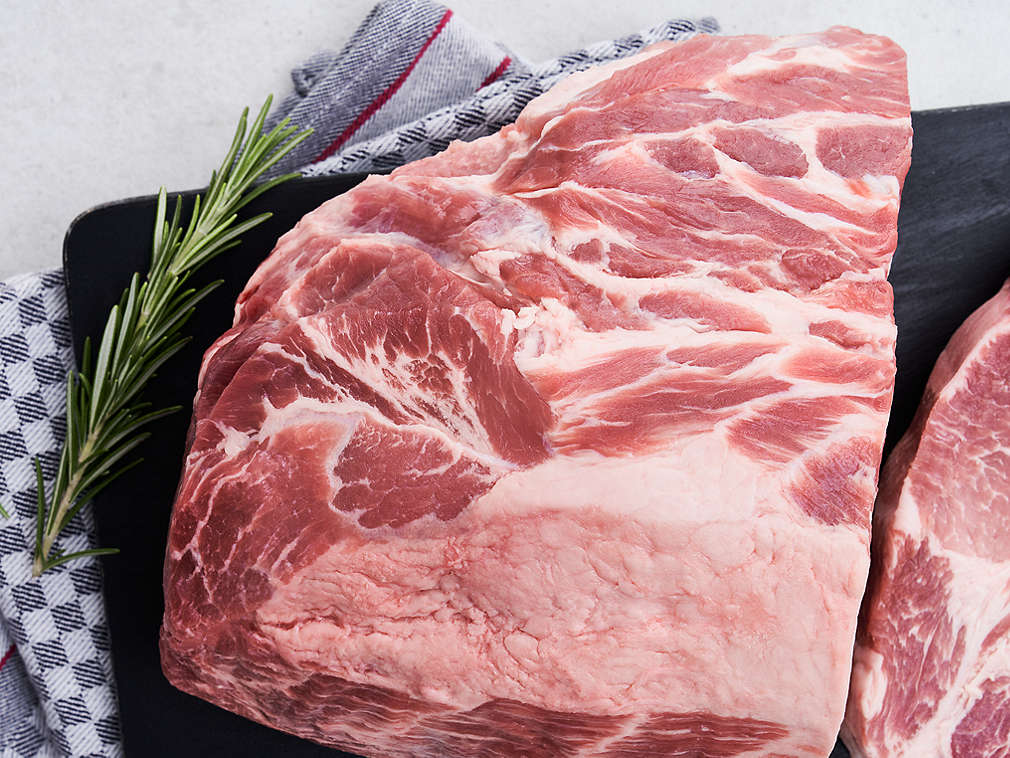 Ceafă de porc proaspătă în detaliu