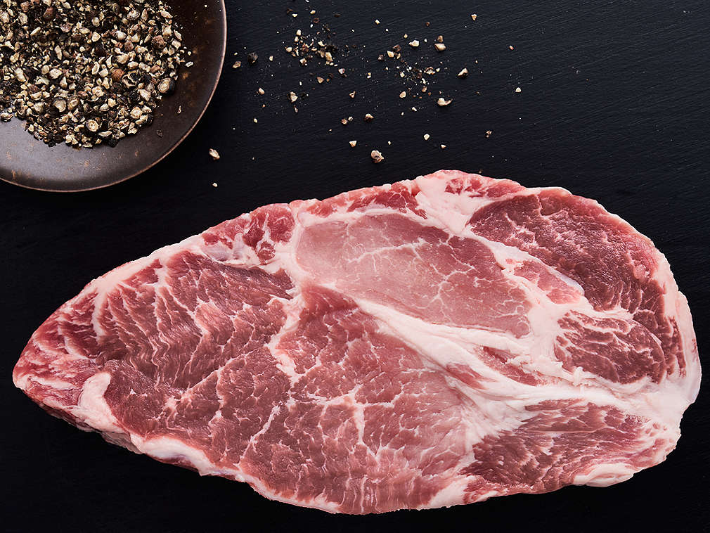 Ceafă de porc proaspătă în detaliu