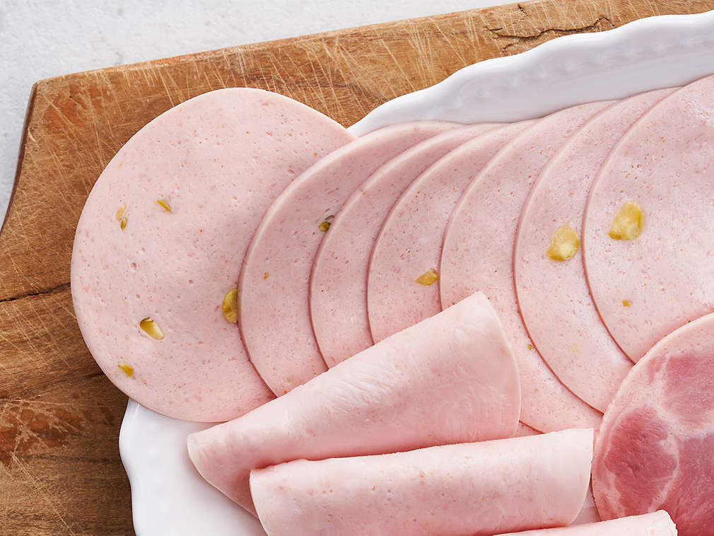 Cârnat de pasăre proaspăt în detaliu