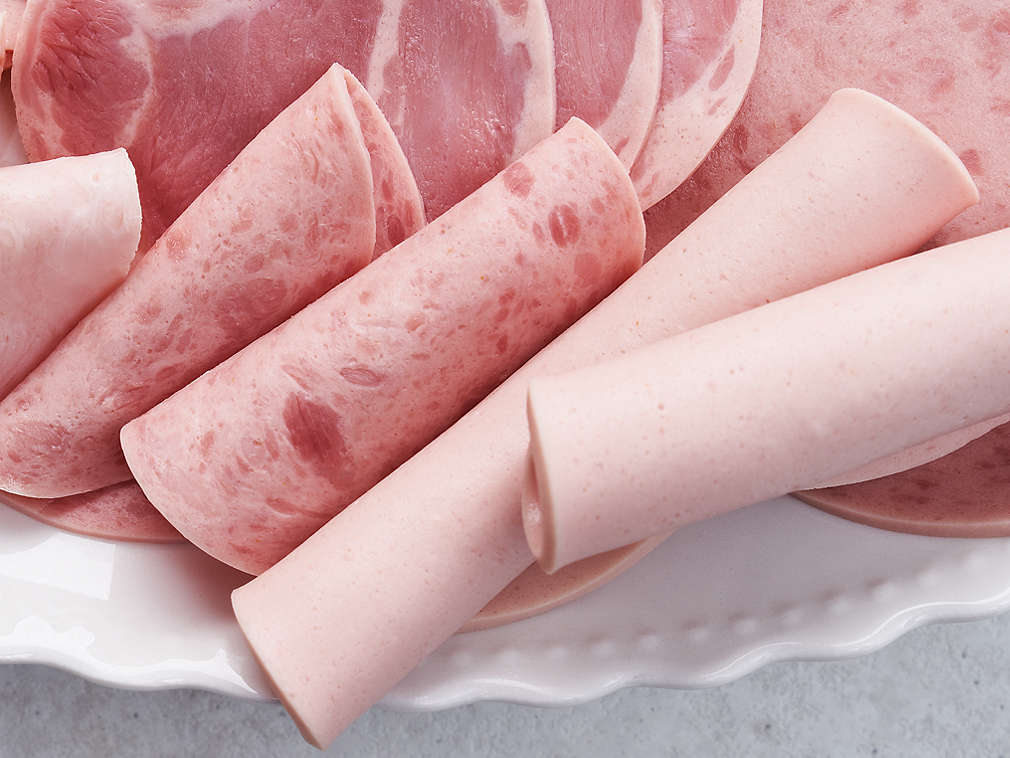 Cârnat de pasăre proaspăt în detaliu