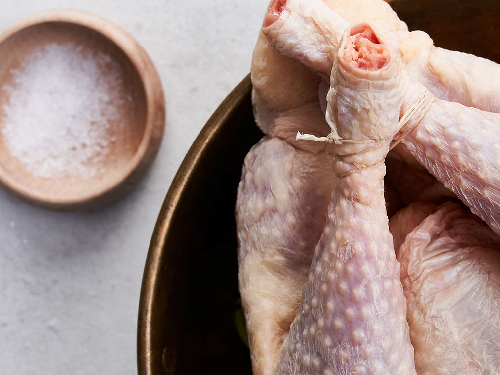 Găină proaspătă pentru supă în detaliu