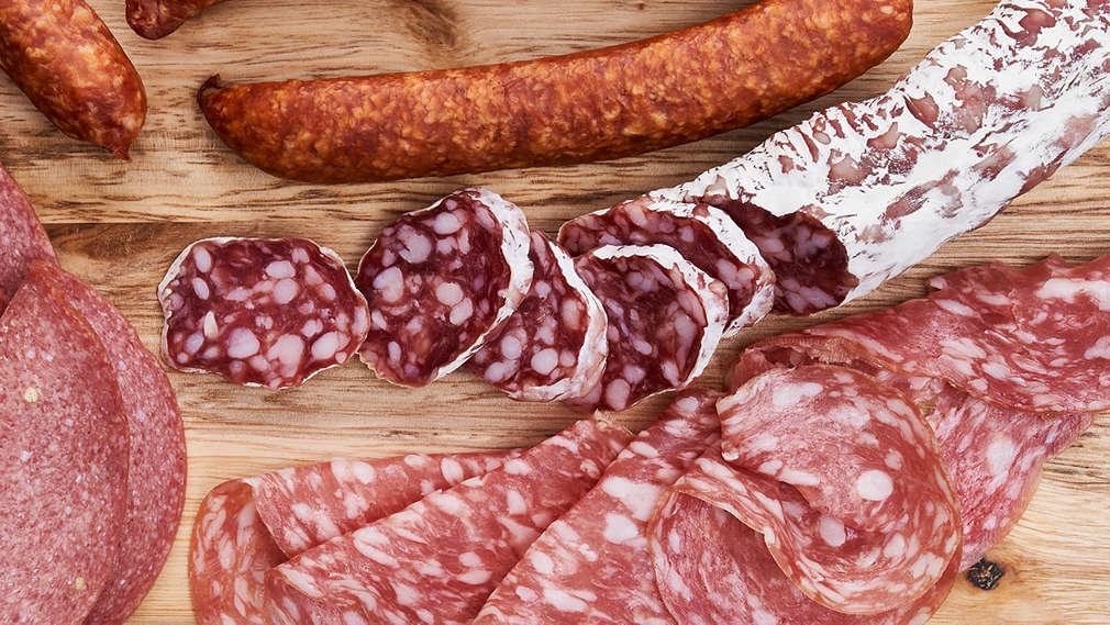 Изображение на суров колбас