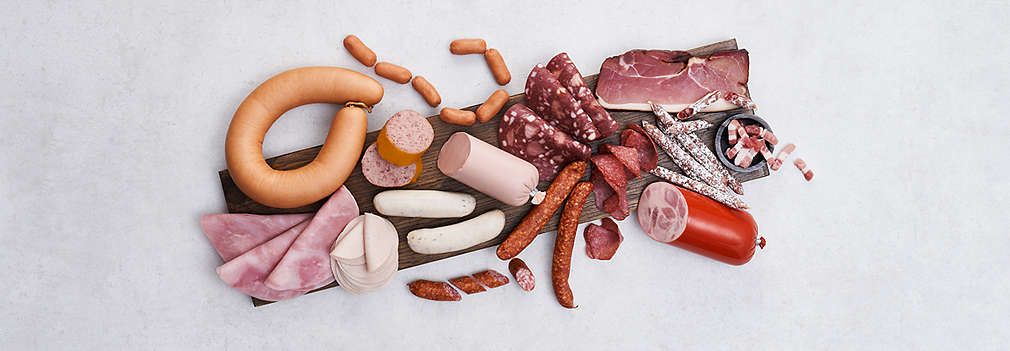 Изображение на пресни месни продукти и колбаси