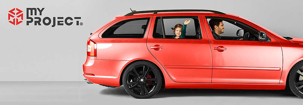 V červeném autě sedí muž a malá holčička. Vedle nich je umístěno logo MyProject.