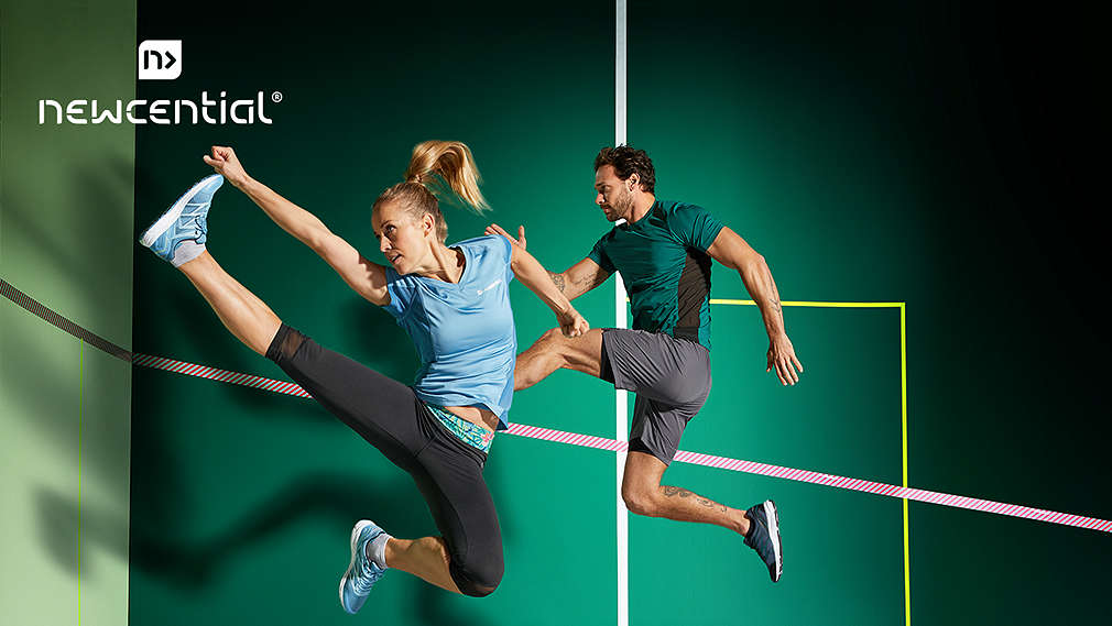 Două persoane în îmbrăcăminte sport sar în aer, pe un fundal verde. În colțul din stânga sus se poate vedea logo-ul Newcential®.