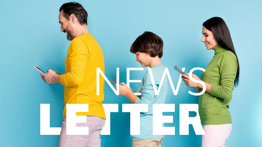 Troje ludzi przegląda telefon