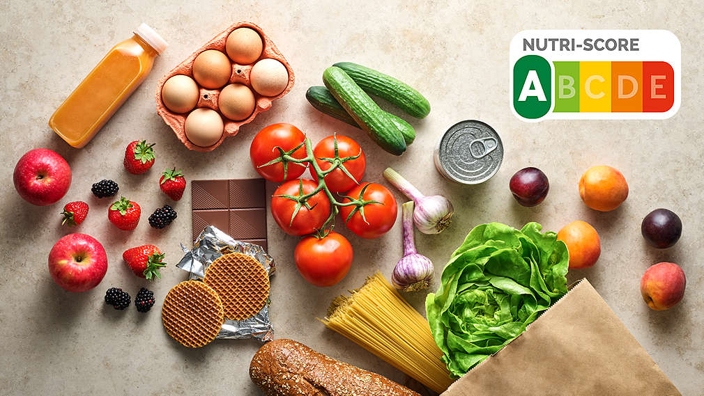 Bag with various packaged and unpackaged foods and Nutri-Score logo.