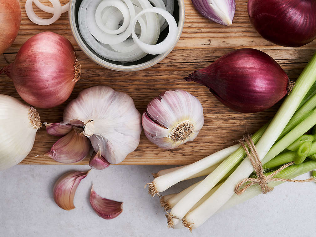 Свежие луковые овощи, подробный вид
