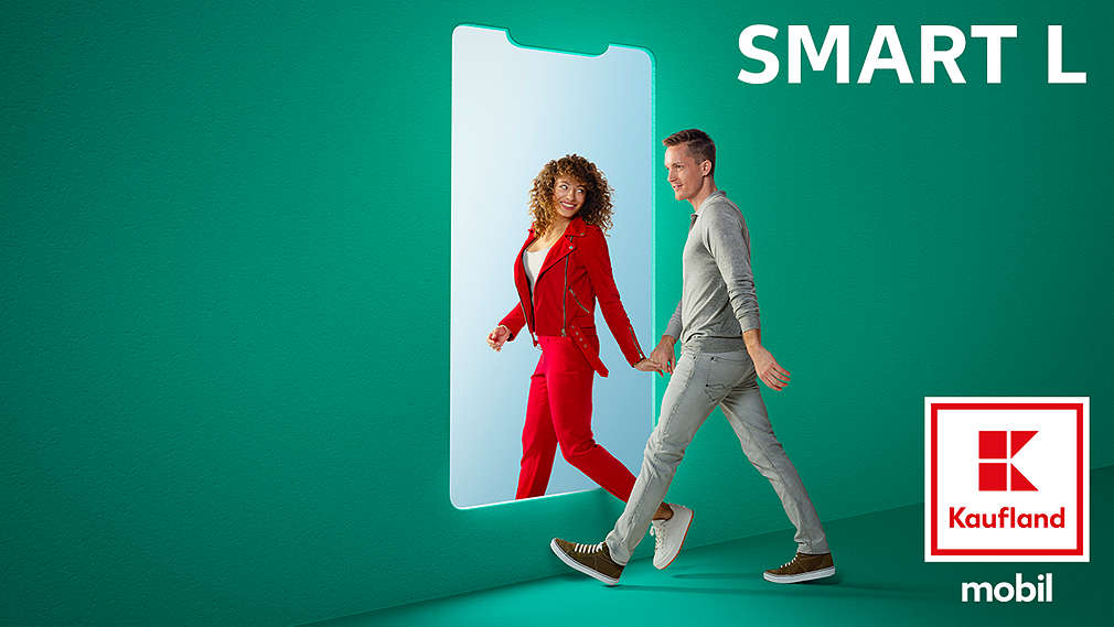 Mann und Frau steigen zusammen durch Tür in Form eines Smartphone-Displays; Smart L, Kaufland mobil