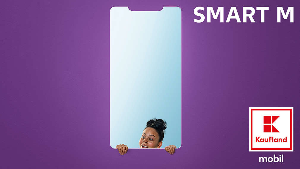 Frau schaut aus einem Smartphone-Display heraus; Smart M, Kaufland mobil