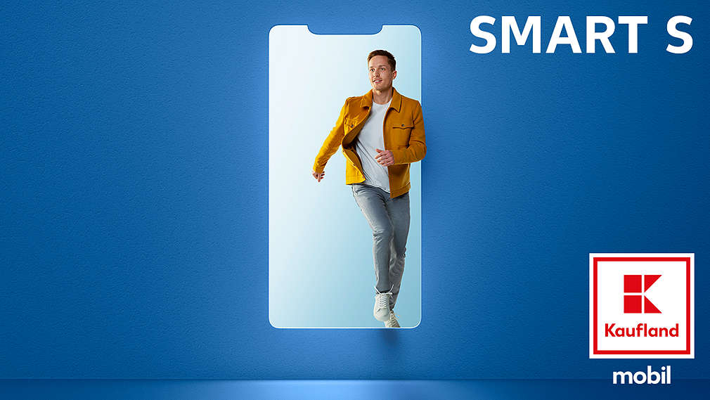 Mann steigt durch Tür in Form eines Smartphone-Displays; Smart S, Kaufland mobil