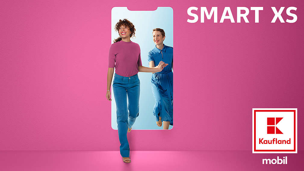 Kaufland mobil Tarif, Frau steigt durch Tür in Form eines Smartphone-Displays