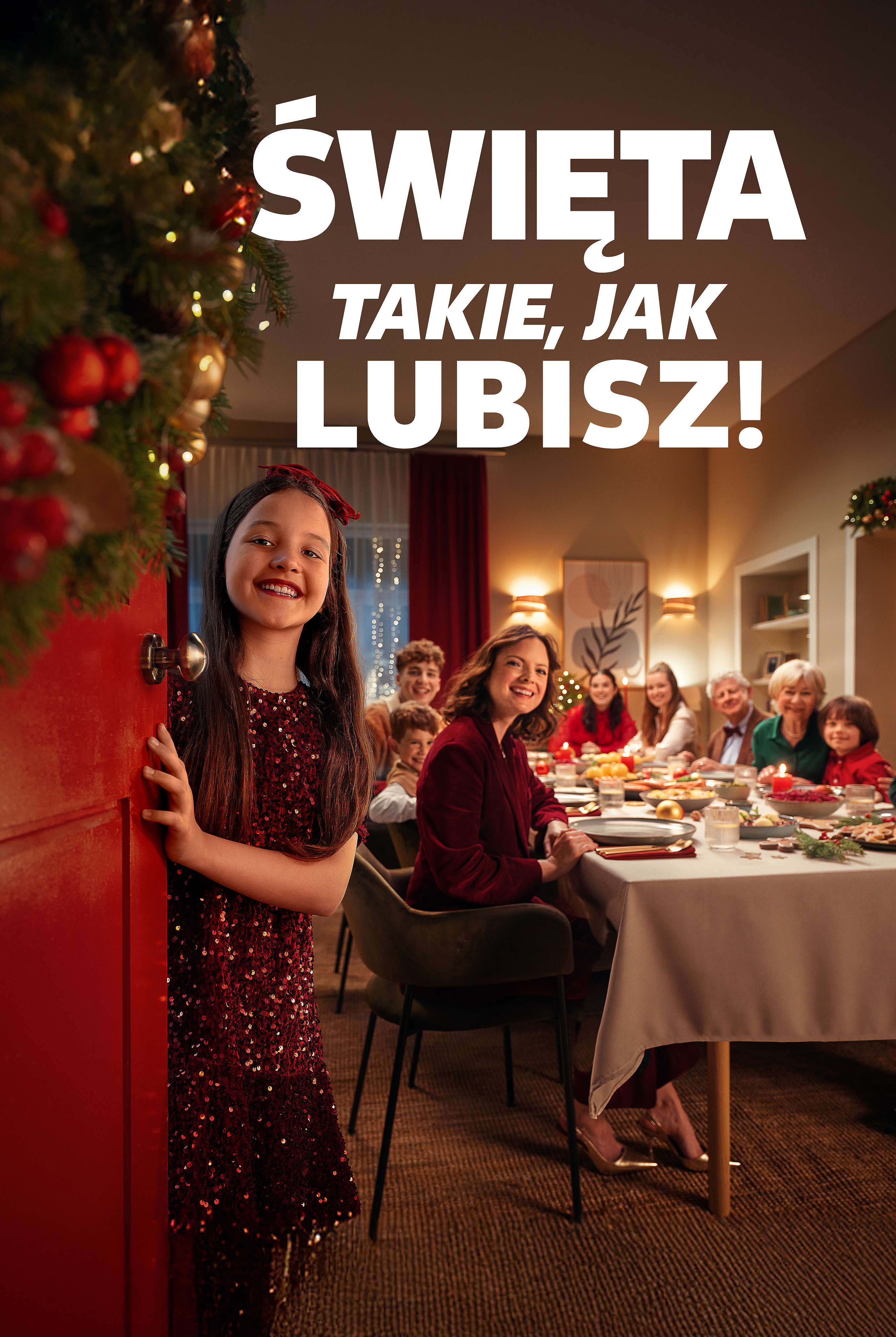 Widok na pokój w którym siedzi rodzina przy świątecznym  stole