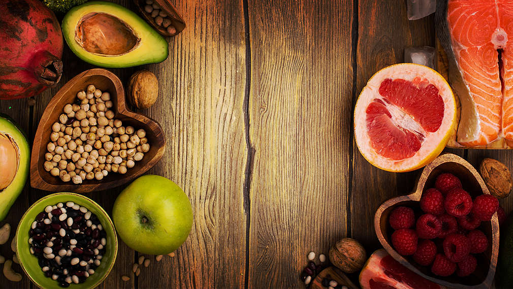 Rôzne potraviny pre paleo diétu na drevenej doske