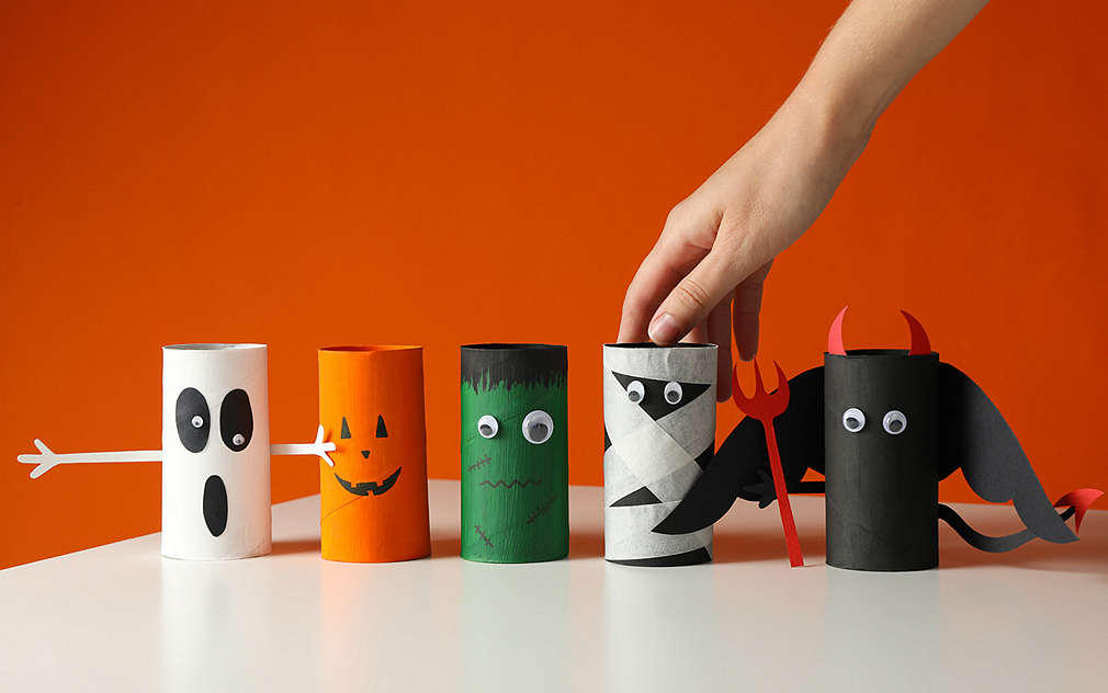 Pięć ozdób przypominających potwory z rolek po papierze toaletowym