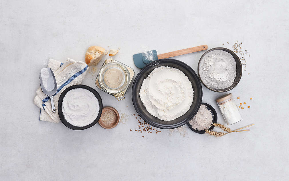 Različite vrste brašna u posudama i staklenkama