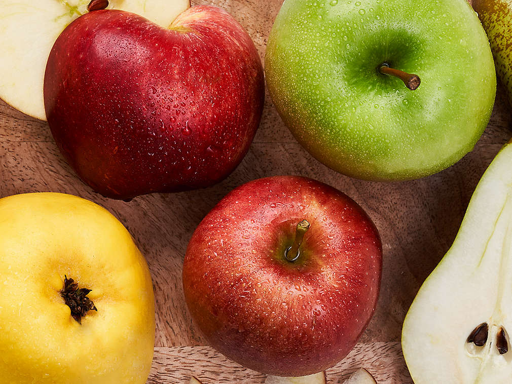 Świeże owoce ziarnkowe na drewnianej desce do krojenia