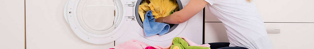 Otevřená pračka a koš na prádlo