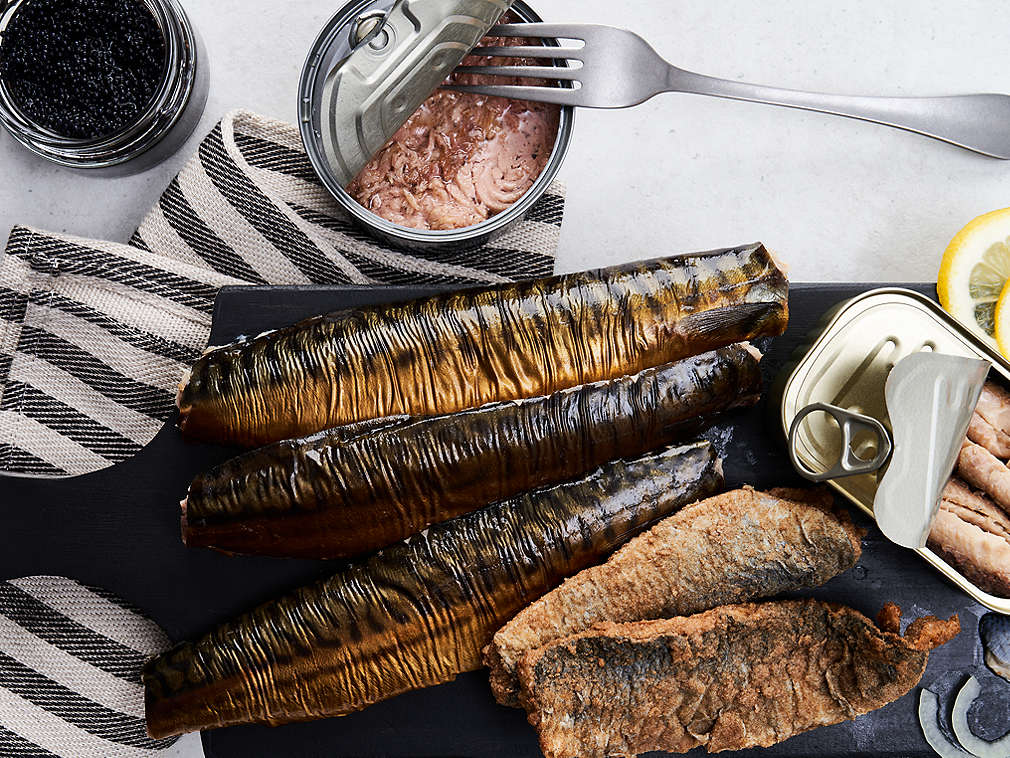 Različiti trajni riblji proizvodi u detaljnom prikazu