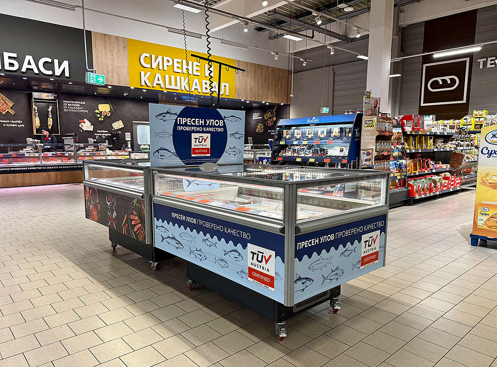 Изображение на сертифицираната витрина с риба в свежа опаковка