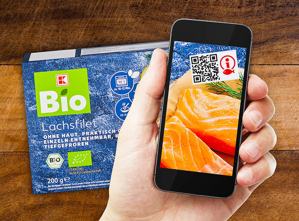 For a K-Bio salmon fillet, the QR code is scanned with a smartphone.