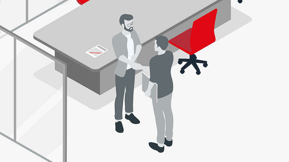 Двама души се ръкостискат в офис среда