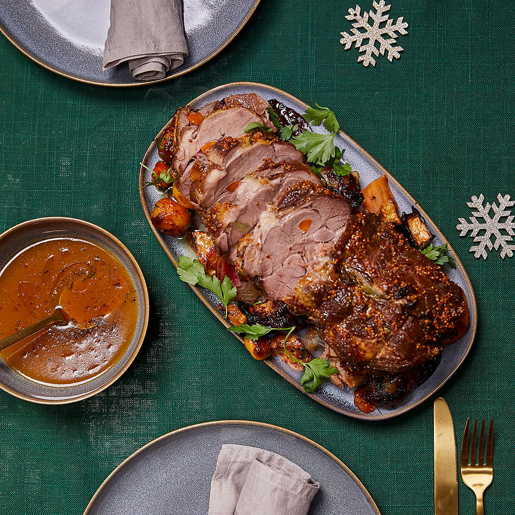 Изображение на Шпиковано свинско с печени зеленчуци и сос грейви