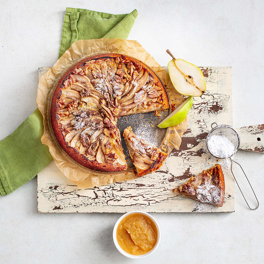 Изобразяване на рецептата Сладкиш с круши, ябълков мус и орехи