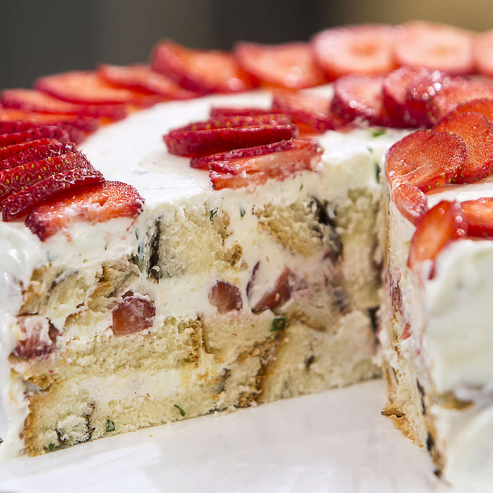 Изобразяване на рецептата Торта с козунак и ягоди