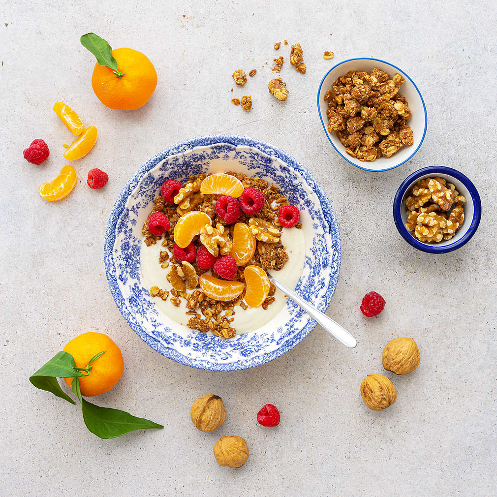 Zobrazit Jogurt s granolou a ořechy receptů