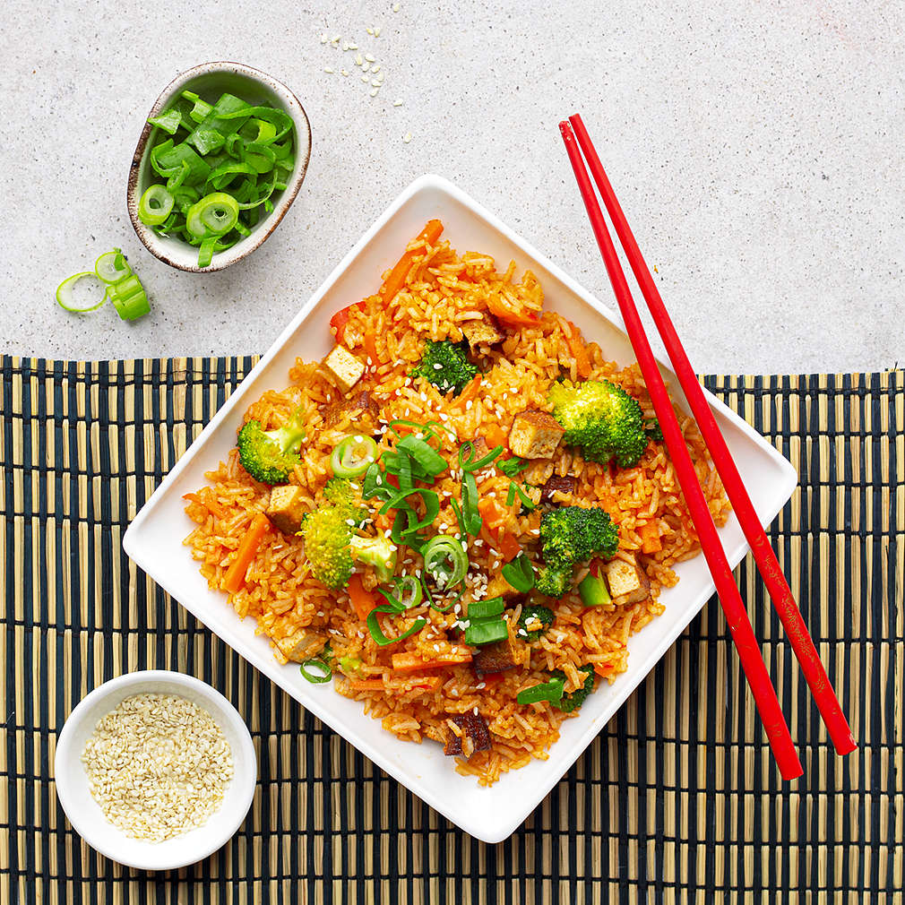 Zobrazit Thajská smažená rýže s marinovaným tofu a zeleninou receptů
