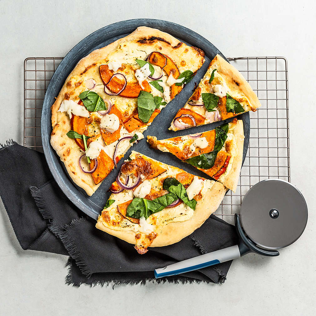 Zobrazit Pizza Bianca s dýní, špenátem a mozzarellou receptů