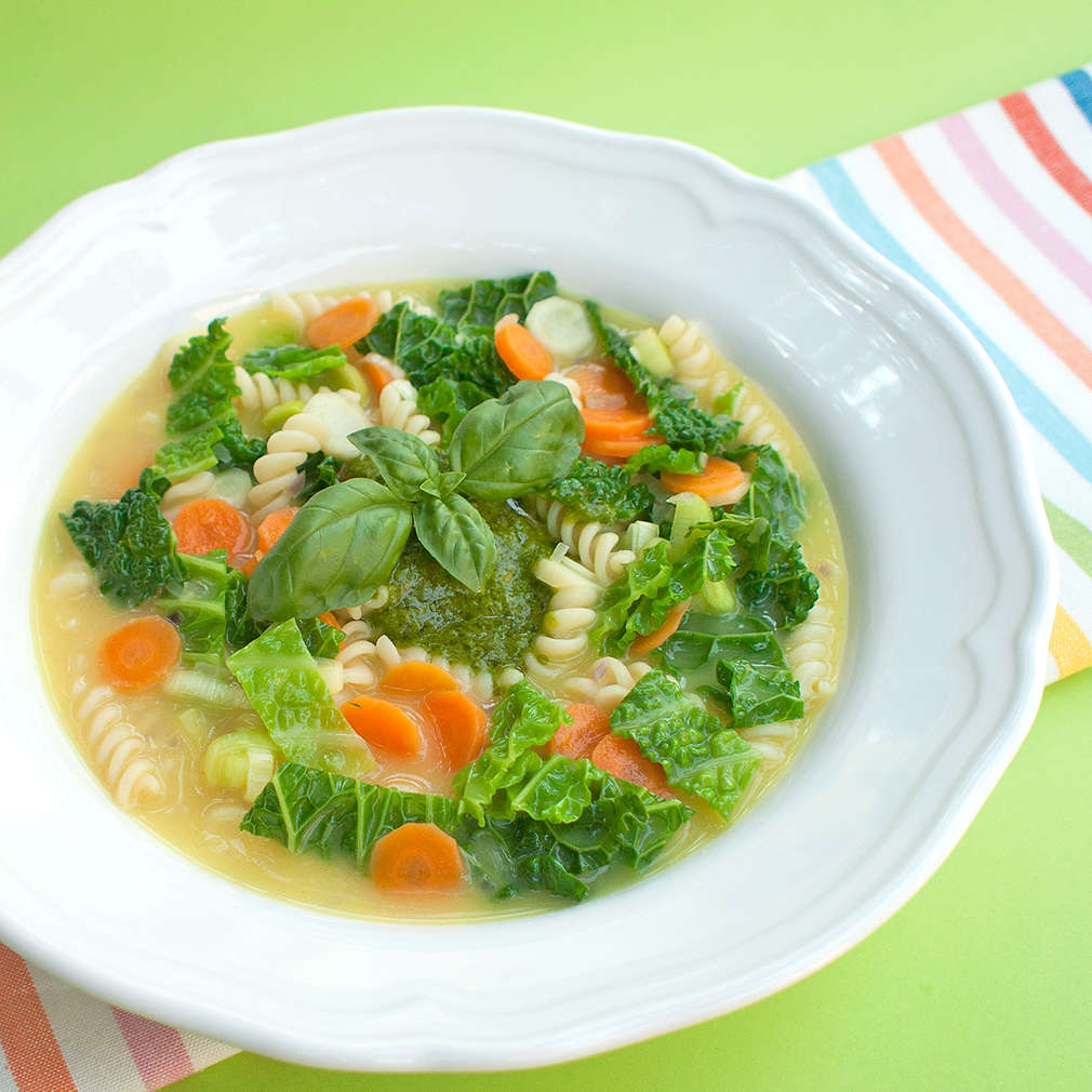 Zobrazit Zeleninová polévka s těstovinami a bazalkovým pestem receptů