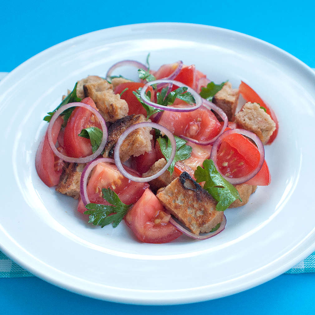 Zobrazit Rajčatový salát s chlebovými krutony receptů