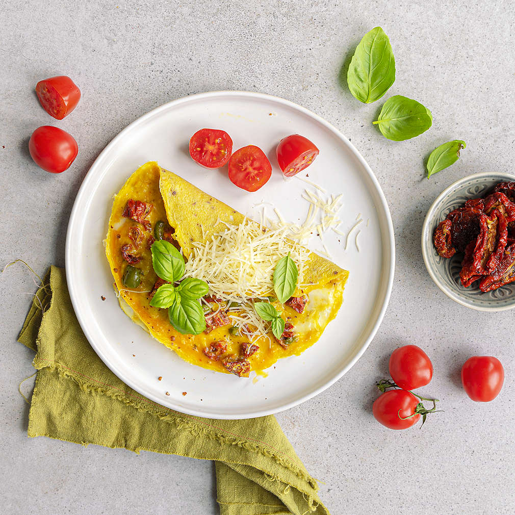 Zobrazit Omeleta se sušenými rajčaty, parmazánem a olivami receptů