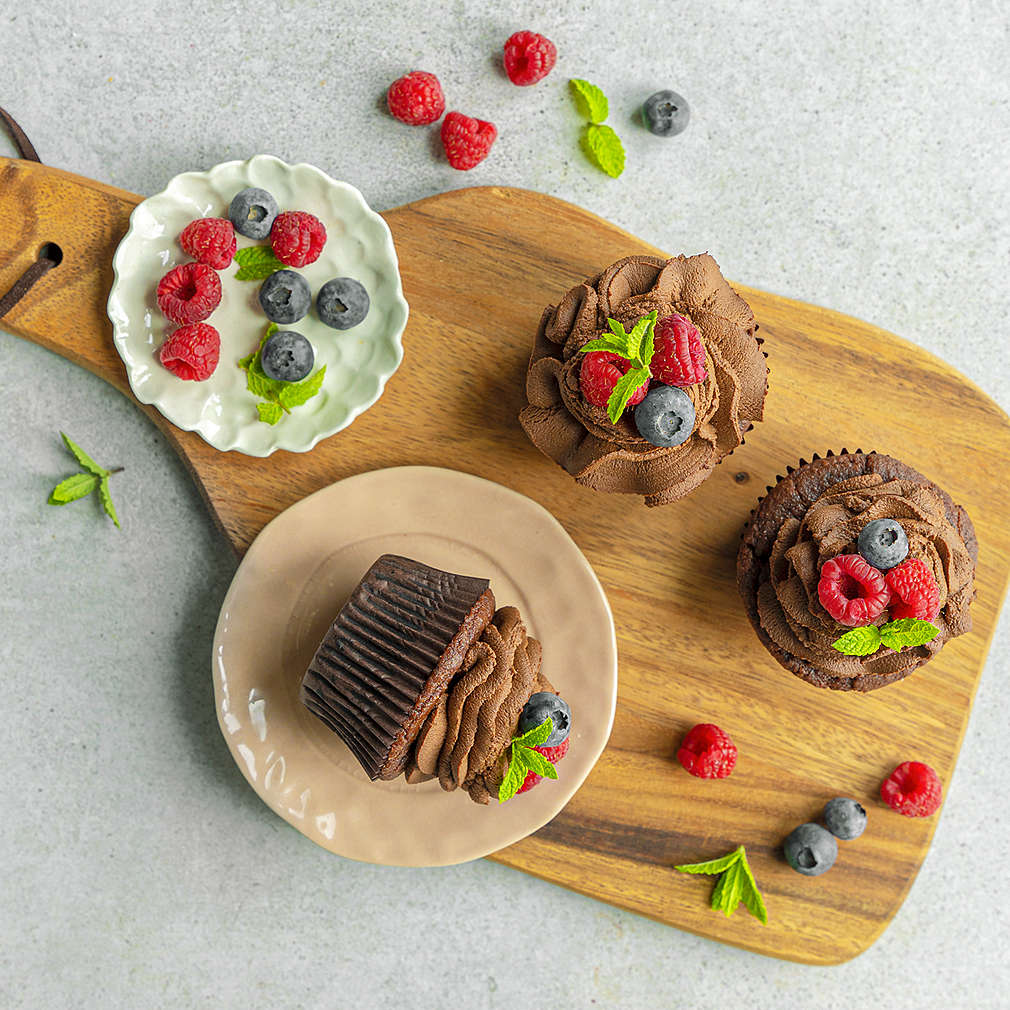 Zobrazit Kakaové cupcakes s čokoládovým krémem a lesním ovocem receptů