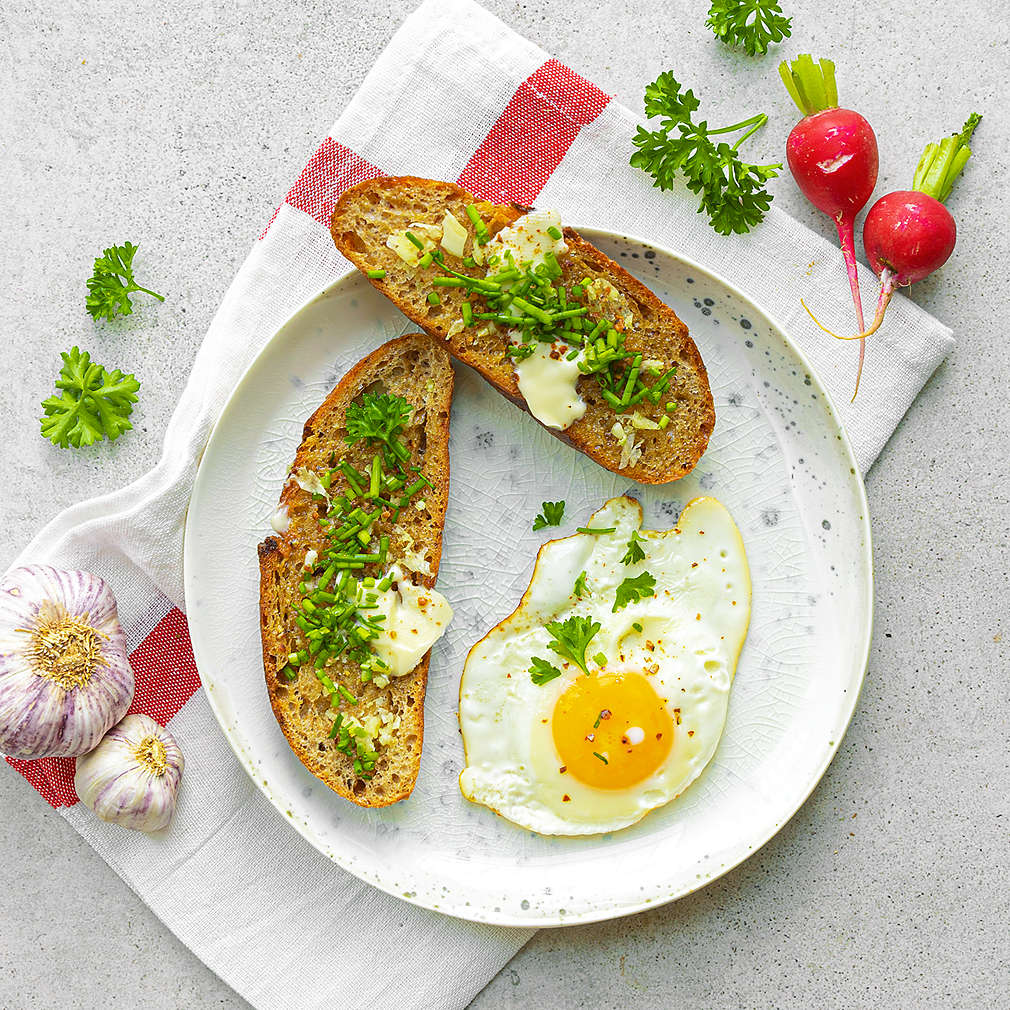 Zobrazit Topinky s česnekem a sázeným vejcem receptů