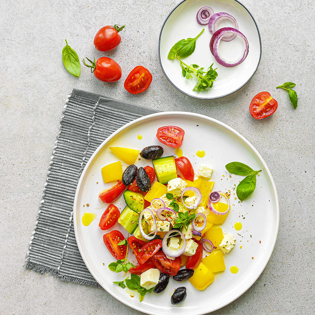 Zobrazit Řecký salát se sýrem feta a olivami receptů