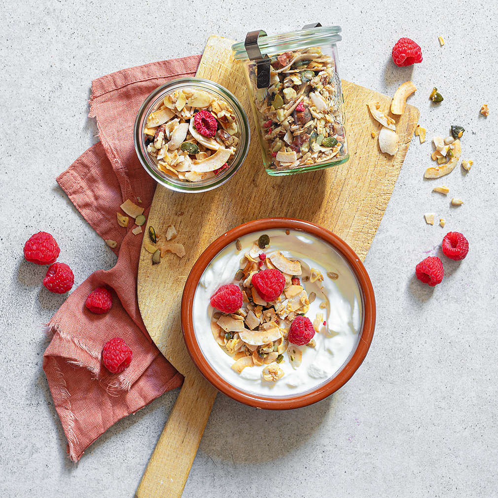 Zobrazit Kokosová granola s jogurtem a ovocem receptů