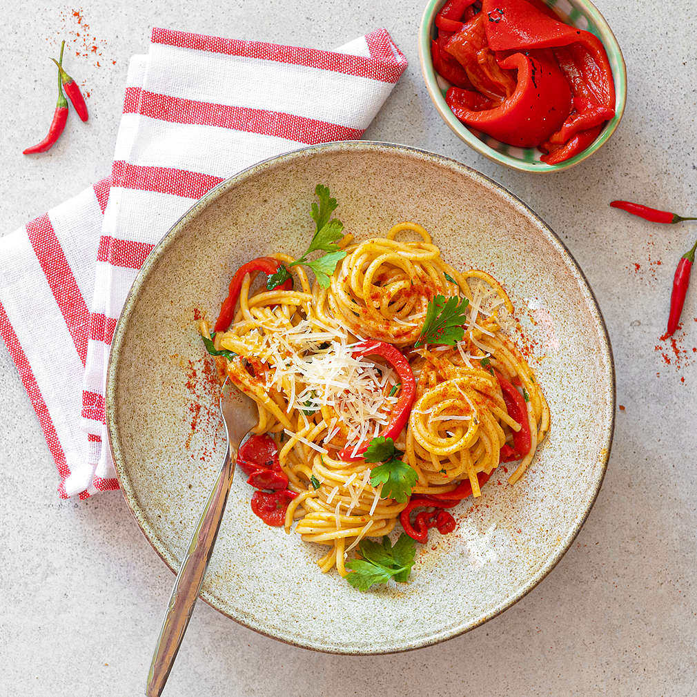 Zobrazit Špagety s pikantní paprikovou omáčkou receptů