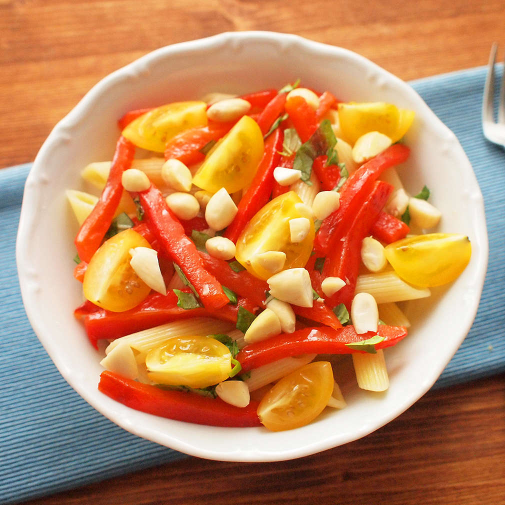 Zobrazit Těstovinový salát s pečenými paprikami receptů
