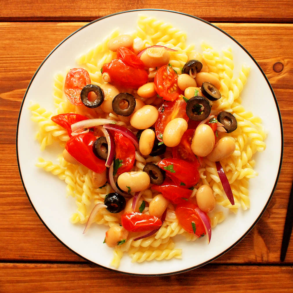 Zobrazit Těstoviny s fazolemi a rajčaty receptů
