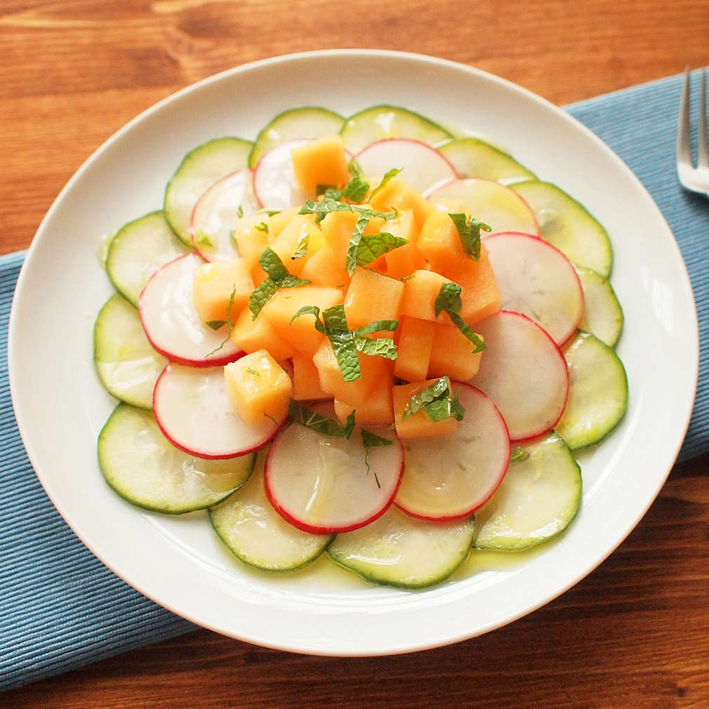 Zobrazit Nakládané okurky s ředkvičkou a melounem receptů