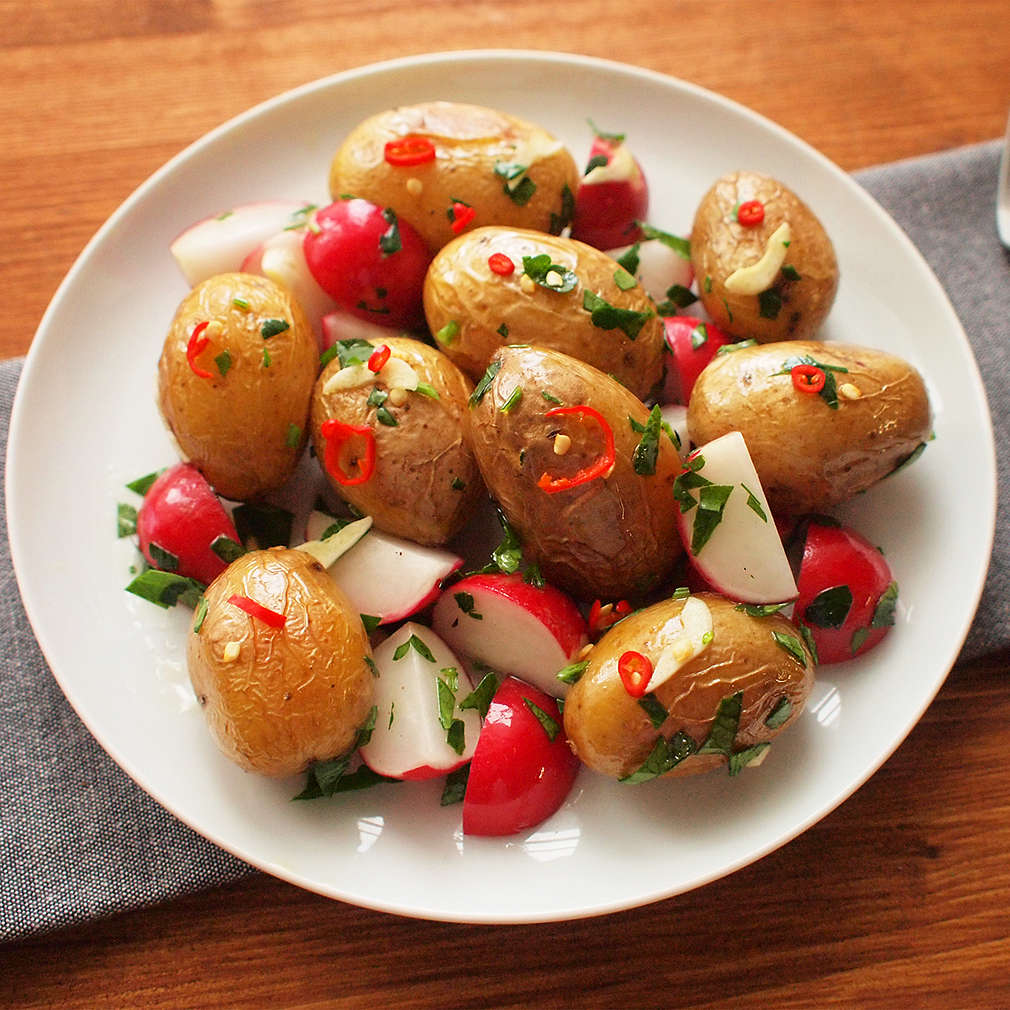 Zobrazit Pečené brambory s pikantními ředkvičkami receptů