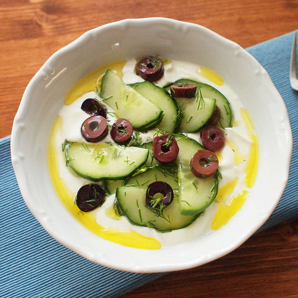 Zobrazit Jogurtová miska s okurkou a olivami receptů