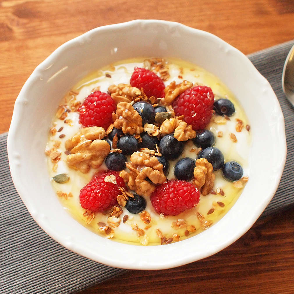 Zobrazit Jogurtová miska s lesním ovocem a ořechy receptů