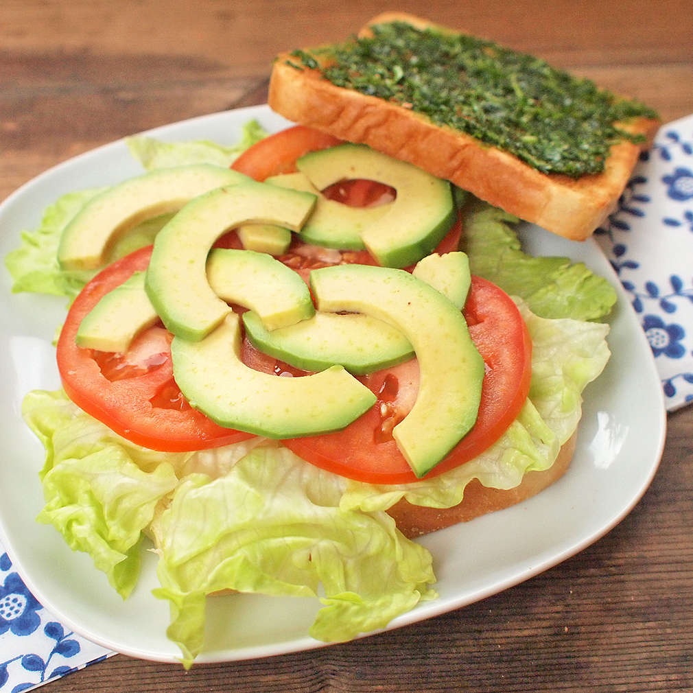 Zobrazit Rychlý sendvič s avokádem a rajčaty receptů