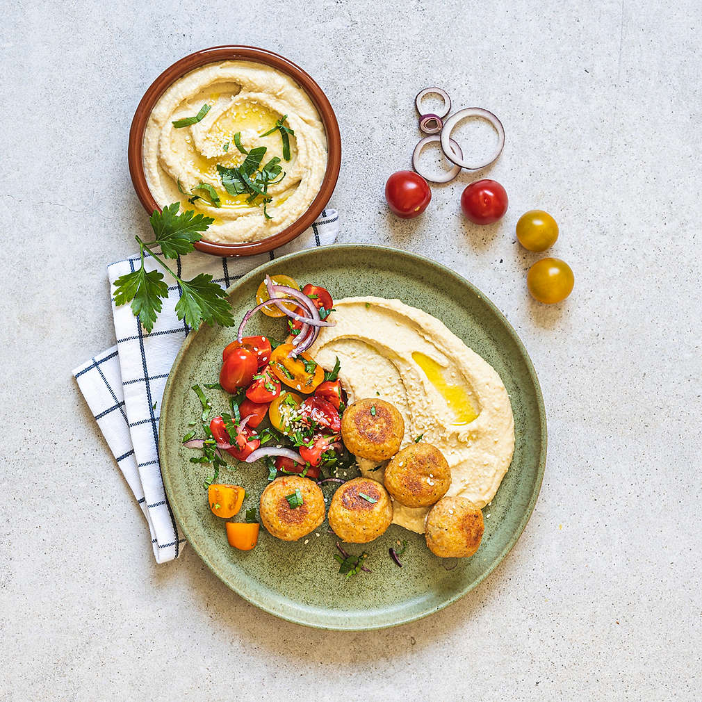 Zobrazit Cizrnový falafel s hummusem a rajčatovým salátkem receptů