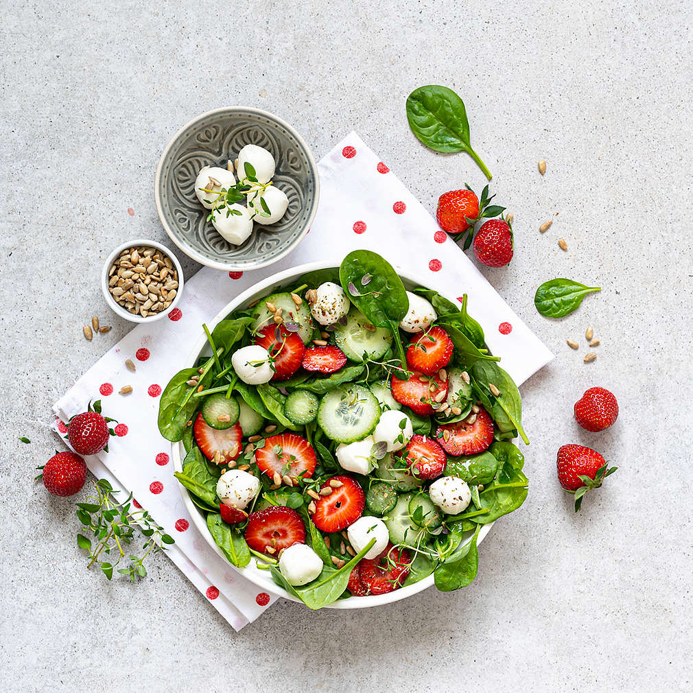 Zobrazit Špenátový salát s jahodami a mozzarellou receptů