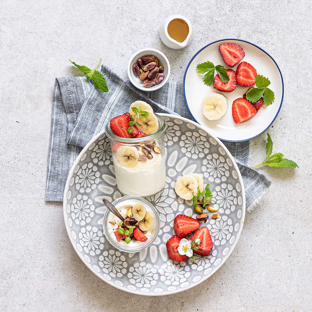 Zobrazit Vanilkový řecký jogurt s medem, pistáciemi a jahodami receptů